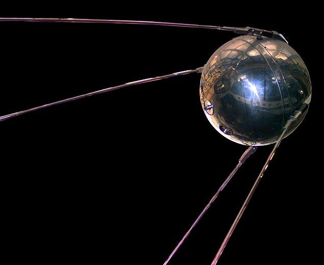 Sovyetler, Uzay yarışını bir adım öteye götürerek 1957'de Sputnik'i ilk yapay uydumuz olarak yörüngeye oturtur.