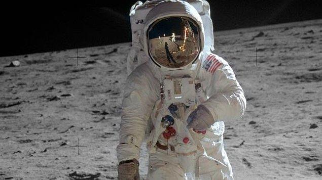 Ve böylece Apollo 11 mürettebatı 1969'da Dünya dışı bir gök cisminde ilk kez fotoğraf çeken ve çektiren insanlar olarak tarihe geçerler.