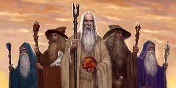 Gandalf, orta dünyanın birinci ve ikinci çağlarında Olorin adıyla bilinen bir Maiar’dı ve Aman diyarında Valar ile beraber yaşamaktaydı. Büyük düşman Morgoth’un ikinci çağdaki Öfke Savaşı'nda yenilmesinin ardından, Orta Dünya'ya egemen olmaya çalışan Sauron’a karşı, Orta Dünya'yı kaderine terk etmek istemeyen, Valar tarafından seçilen beş Maiar’dan biridir.