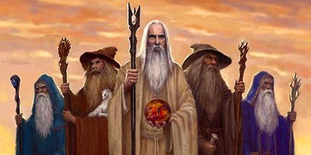 Gandalf, orta dünyanın birinci ve ikinci çağlarında Olorin adıyla bilinen bir Maiar’dı ve Aman diyarında Valar ile beraber yaşamaktaydı. Büyük düşman Morgoth’un ikinci çağdaki Öfke Savaşı'nda yenilmesinin ardından, Orta Dünya'ya egemen olmaya çalışan Sauron’a karşı, Orta Dünya'yı kaderine terk etmek istemeyen, Valar tarafından seçilen beş Maiar’dan biridir.
