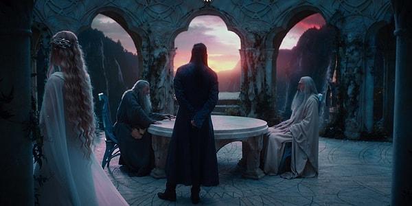 2066 yılında artan kötülüğe karşı Ak Divan kurulur. Galadriel, Gandalf’ın divanın başı olmasını istemesine rağmen Gandalf bağımsızlığını korumak ve belli bir bölgeye bağlı kalmamak adına bu talebi reddeder. Onun yerine Saruman bu unvanı alır.