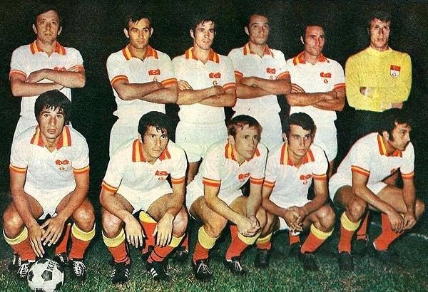 3. 1970-1971 sezonunda Galatasaray son haftaya rakibi Fenerbahçe'nin 1 puan önünde lider girdi.