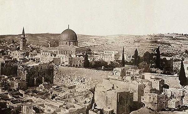 Milattan önce 2000'lere dayanan tarihiyle Kudüs iki kez yok olma kaderini tatmış, 23 işgale ve 52 saldırıya tanıklık etmiş bir şehir.