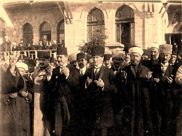 Bu fotoğraf 28 Mayıs 1922'de Ramazan Bayramı'nın ilk gününde meclisin önünde çekilir. Mustafa Kemal Paşa, 3 ay sonra Kocatepe'de ordusunun başında olacaktır.