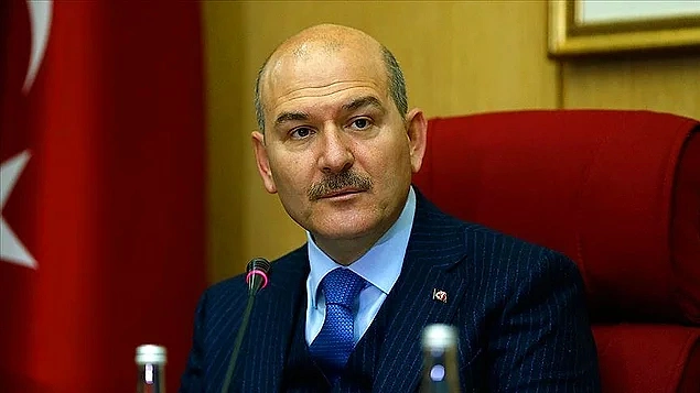 Peker'in videolarında merkezine aldığı isimlerden biri ise İçişleri Bakanı Süleyman Soylu. Kendisi hatırlarsanız önce TRT'ye sonra Habertürk'e çıkmış ve konu hakkında açıklamalarda bulunmuştu.