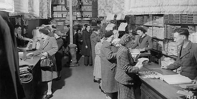 1946 yılında John Biggins'in ortaya çıkardığı ilk banka kartı, Flatbush Ulusal Bankası tarafından 'Charge-it' ismiyle insanlara sunulmuş. Banka kartını geliştirmesinin nedeni de bankaya, daha çok ve sadık müşteriler çekebilmek içinmiş.