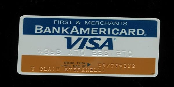 Tarih 1958 yılını gösterdiğinde, zamanın ilk gerçek anlamdaki kredi kartı Bank America tarafından çıkarılan, 'Bank Americard' olmuş. Bu kart 300 dolarlık bir limitle çıkarılmış ve müşterilerine harcadıkları kadar ödeme imkanını sunmuş.