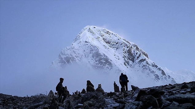 Pandemiyaya baxmayaraq Everestə qalxan iki alpinist yorğunluq səbəbiylə öldü