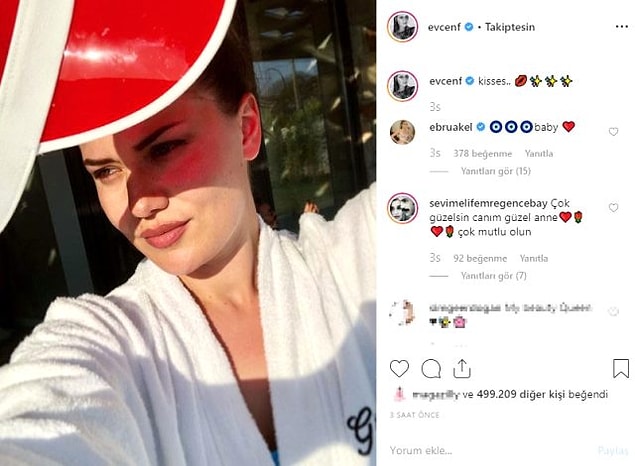 Bu Fahriye'nin ilk bornozlu fotoğrafı değil bu arada. Neyse, sizce bornozla bayram kutlanır mı?