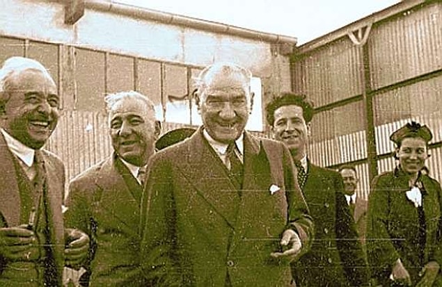 "İşin aslı ise Mustafa Kemal'in de dikkat çektiği gibi İngiltere'nin Ermenilere göndermiş olduğu 40 bin tüfek ve hatırı sayılır savaş malzemesinin barış uyarınca Milliyetçilere teslim edilmesidir."