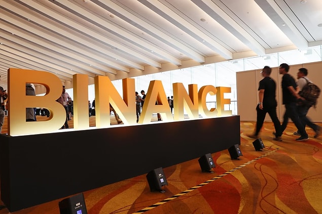 Cayman Adaları'nda kurulan Binance'ın Singapur'da bir ofisi bulunuyor. Bunun yanında borsanın belirli tek bir merkez ofisi bulunmuyor.