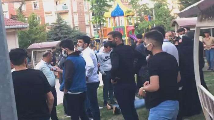 19 Yaşındaki Genç Bıçaklı Saldırıda Hayatını Kaybetti, Mahalle Savaş Alanına Döndü