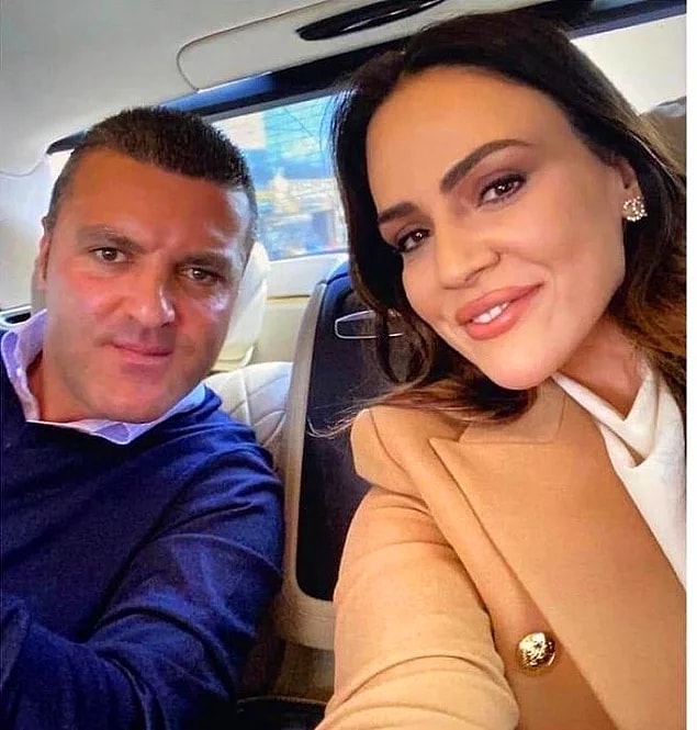 Bu arada 2 yıl önce eşi Fatoş Altınbaş'tan boşanan Emir Sarıgül, Sibel Can ile ayrılığının ardından Buket Aydın ile ilişkiye başlamıştı.
