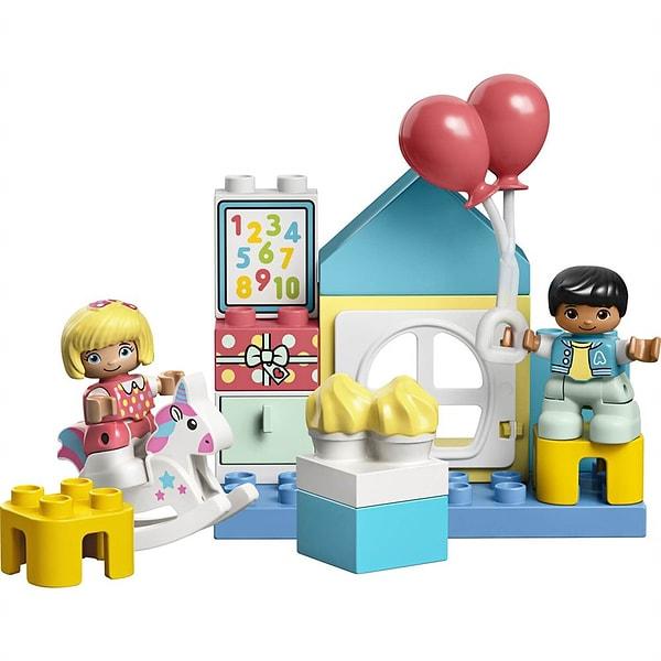 11. Lego Duplo kasaba oyun odasının ev şeklindeki kutusunu açar açmaz hayal gücüyle dolu eğlence start veriyor!