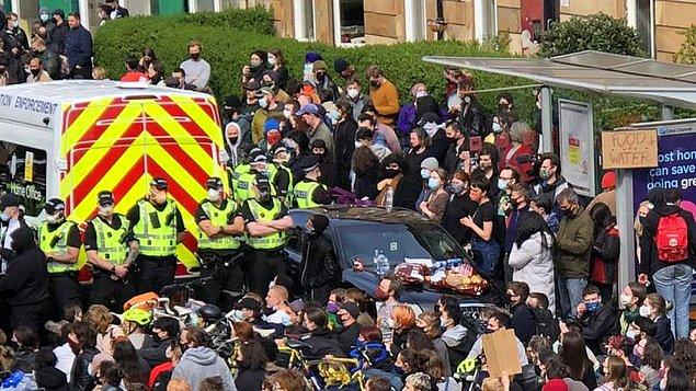 İngiltere İçişleri Bakanlığına bağlı göçmenlik polisleri, yerel saatle sabah 09.30'da Glasgow'da ağırlıklı olarak Müslümanların yaşadığı Pollokshields mahallesinde bir evi basarak iki kişiyi sınır dışı edilmek üzere minibüse bindirdi.