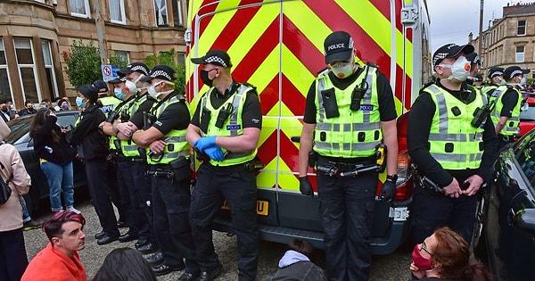 Bunun üzerine olay yerine İskoçya polisi çağrıldı. Önce minibüsü korumaya alan polisler, daha sonra göstericilere müdahale etti.