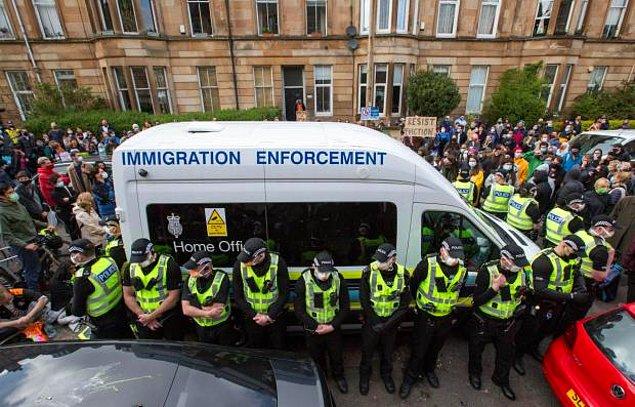 Gelişmelerin ardından İskoçya Polis Teşkilatı'ndan yapılan açıklamada, Başkomiser Mark Sutherland'ın, 2 mültecinin serbest bırakılmasına karar verdiği belirtilerek, şunlar kaydedildi: