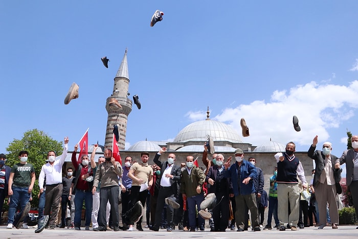 İsrail'e Tepki İçin Ayakkabı Fırlattılar