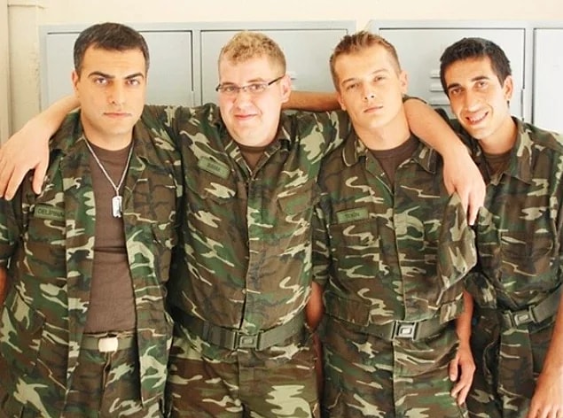 Piyade Alayı askerlerinin alt üst ve birbirleriyle olan ilişkilerinin anlatıldığı Emret Komutanım dizisini 2005 yılında Show TV ekranlarından heyecanla izlerdik.
