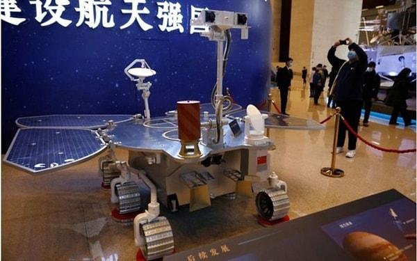 Çin mitolojisinde ateş ve savaş tanrısı olan Zhurong'un adını taşıyan gezgin, Temmuz 2020'de yola çıkmış ve 7 ayda Mars'a ulaşmış, yörüngeye oturması ise 3 ayı bulmuştu.