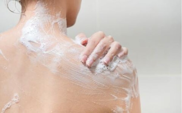 7. Batık oluşumunu önlemek için tıraş ettiğin bölgeleri düzenli olarak sıcak su ve nemlendirici sabun ile yıkamalısın!