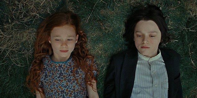 Elbette ki tanımadığınız bir kız kendisine "cadı" denmesini, Lily gibi, hoş karşılamayacaktır. Muggle anne - babadan doğma olan, büyücü dünyasını hiç tanımayan Lily, Severus ile zaman içerisinde arkadaş olur. Severus ise, muhtemelen annesinden başka kendisine ilgi ve şefkat gösteren tek kişi olan, Lily'ye çoktan aşık olmuştur.