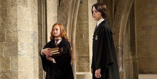 Pejmurde görüntüsü nedeniyle James Potter ve arkadaşları tarafından sürekli lakap takılıp hor görülen Severus'a, James ile aynı binada olmalarına rağmen, Lily her defasında destek olurdu. Ancak Severus'un Slytherin binasından arkadaşlarının karanlık sanatlara olan yatkınlığı ve zalimlikleri nedeniyle Lily, Severus'la aralarındaki arkadaşlık ilişkisini kendi binasından olan arkadaşlarına açıklarken zorluk çekiyordu.