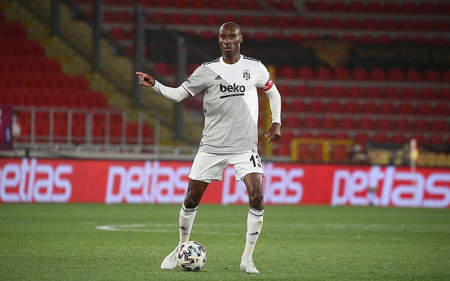 5. Atiba Hutchinson, Süper Lig tarihinde Beşiktaş formasıyla en fazla şampiyonluk yaşayan yabancı oyuncu oldu.