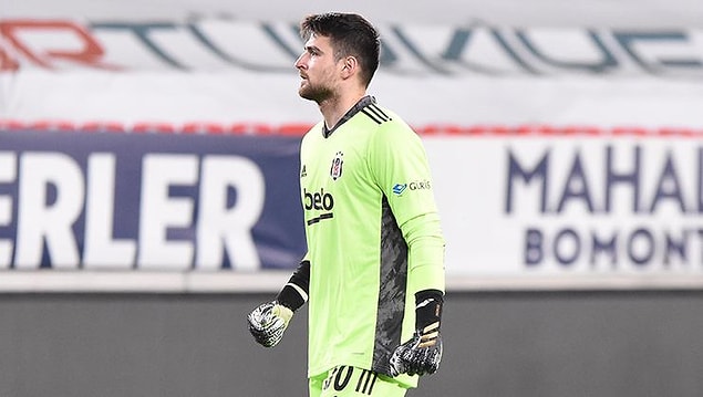 9. Bu sezon Süper Lig ve Avrupa'nın beş büyük liginde forma giyen 2000 sonrası doğumlu kaleciler arasında en fazla maçta kalesini gole kapatan isim Ersin Destanoğlu.