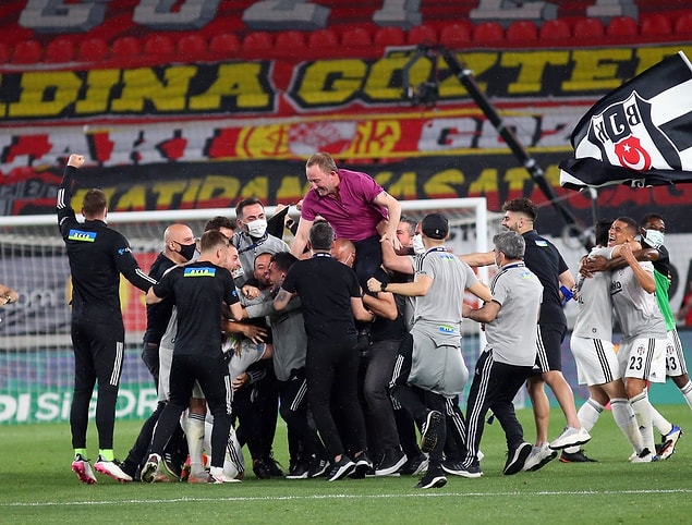 12. 2020/21 Süper Lig sezonunda en fazla haftayı lider kapatan takım Beşiktaş oldu.