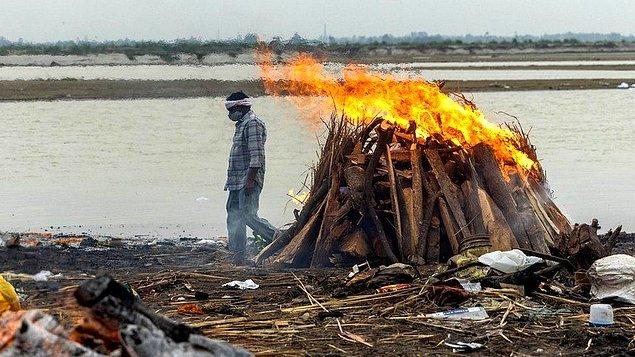 Varanasi'deki her bir ölü yakma töreni için tam 350 kilo odun kullanılıyor.