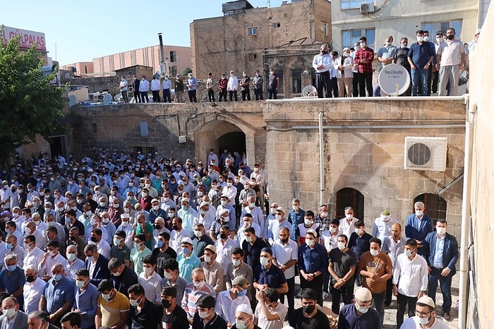 Vali ve Milletvekili de Katıldı: Koronavirüsten Ölen Hocayı Yüzlerce Kişi Uğurladı