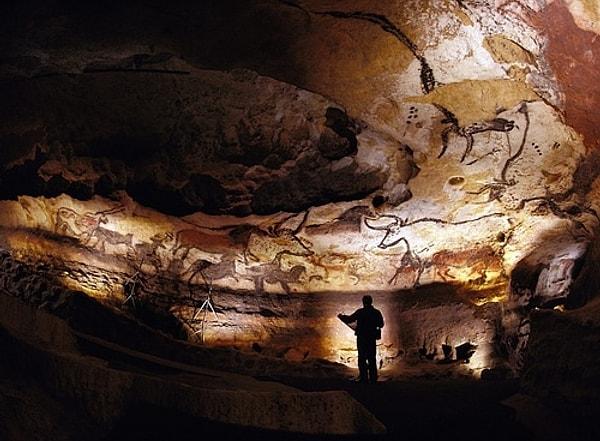 1940 yılında Güney Fransa'nın Dordogne bölgesinde çocuklar tarafından tesadüfen bulunan Lascaux Mağarası, tam 17.000 yıllık bir geçmişe sahip.