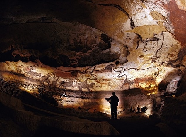 1940 yılında Güney Fransa'nın Dordogne bölgesinde çocuklar tarafından tesadüfen bulunan Lascaux Mağarası, tam 17.000 yıllık bir geçmişe sahip.