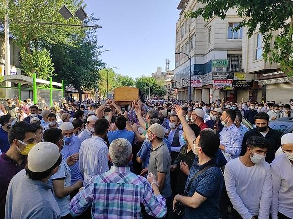 Cami avlusunun tamamen dolmasından dolayı cenaze namazı için Sarayönü Caddesi trafiğe kapatıldı