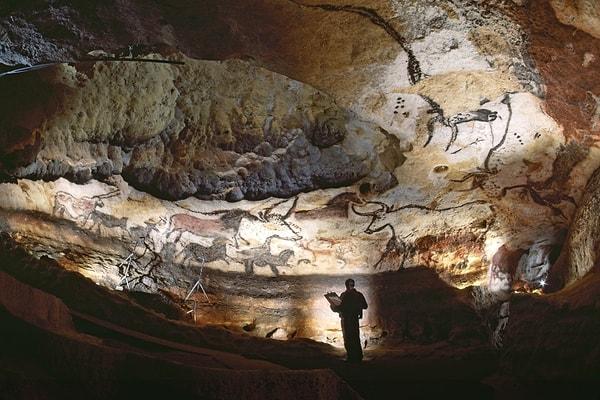 Mağara duvar resimlerine bakıldığında ise pek çok gravür ve desen tekniğine rastlanıyor.