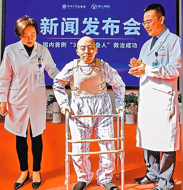 Bir yıl sonra Li'nin ailesi, Shenzhen Üniversitesi Hastanesi'nde omurga cerrahisi ve ortopedi bölümüne başkanlık eden Profesör Tao Huiren ile tanışmışlar. Profesör Tao, Li’nin durumuna benzer ancak daha hafif omurga rahatsızlıkları olan hastaları daha öncesinde tedavi etmiş ve en sonunda Li’yi ameliyat etmeyi kabul etmiş.