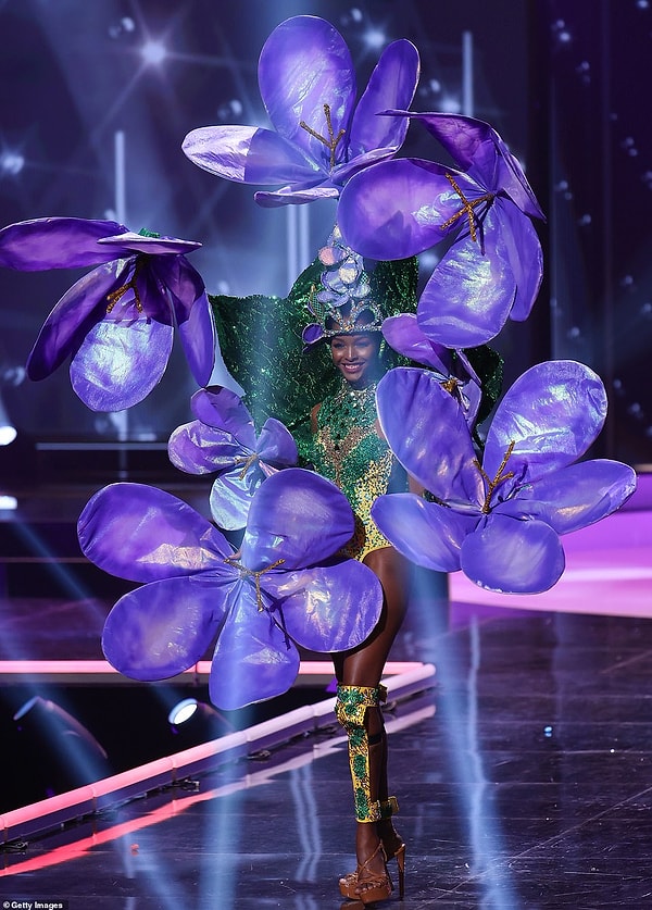 Микеал-Симоне, 48-я женщина с Ямайки, представляющая Ямайку на конкурсе Мисс Вселенная, выглядела мощно в фиолетовом костюме в виде цветка.