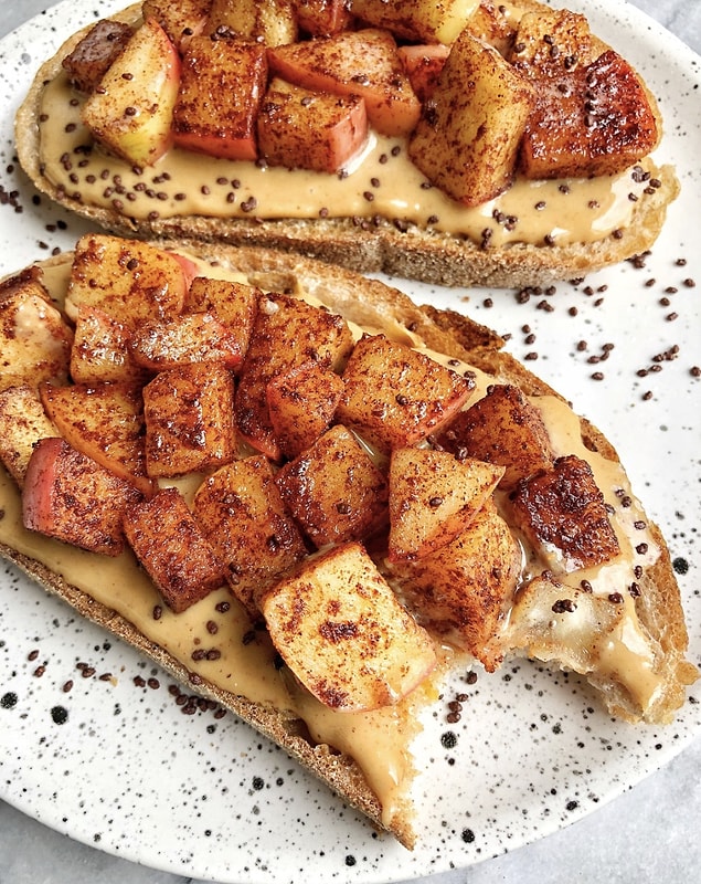 9. Elmalı ve Fıstık Ezmeli Ekmek Üstü: