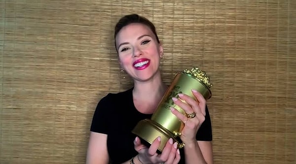 Актрисе Скарлетт Йоханссон в воскресенье вечером была вручена премия MTV Generation Award 2021 года.