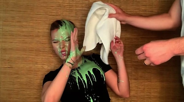 Как бы то ни было, Скарлетт выглядела недовольной, когда Колин принес ей полотенце и попытался извиниться!