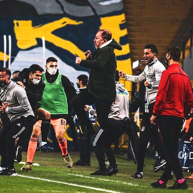 4. 15 yıl sonra Fenerbahçe'yi Kadıköy'de deviren Beşiktaş'ta Sergen Yalçın'ın gol sevinçlerinden biri...