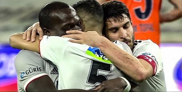 8. Süper Lig'in 30. haftasında Beşiktaş deplasmanda Başakşehir'i 3-2 mağlup ederken Josef, Aboubakar ve Necip'in maç sonunda birbirlerine sarıldıkları bu an hafızalara kazınmıştı.