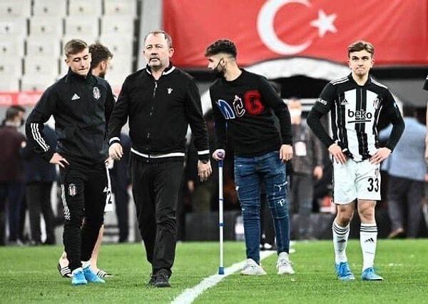 11. Ligin 41. haftasında Karagümrük'e yenilen Beşiktaş'ta Sergen Yalçın tüm takımı soyunma odasından geri sahaya götürerek taraftarı selamlatıyor.