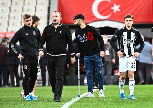 11. Ligin 41. haftasında Karagümrük'e yenilen Beşiktaş'ta Sergen Yalçın tüm takımı soyunma odasından geri sahaya götürerek taraftarı selamlatıyor.