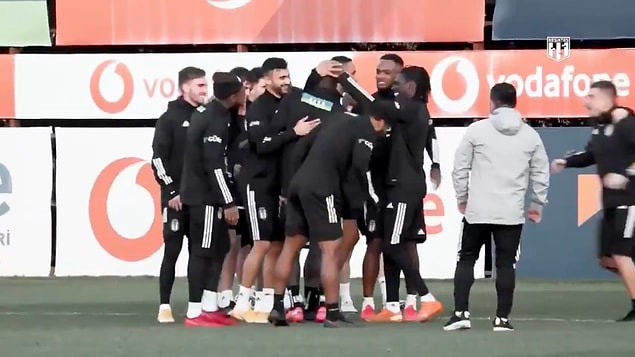 14. Annesi vefat eden Aboubakar'ın Kamerun dönüşünde idmanda takım arkadaşları tarafından karşılanması...