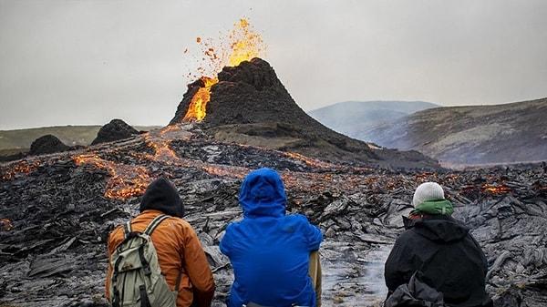 Fagradalsfjall’daki patlama, mart ayında başladı ve haftalarca devam etti, büyük ölçüde boş olan arazinin üzerinden gökyüzüne dikkat çekici lavlar yükseldi.