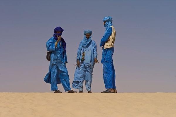 2. Taureg halkının geleneksel kıyafetleri çivit mavisinden oluşuyor ve bu kıyafetlerin rengi tenlerine de geçtiği için 'Mavi İnsanlar' olarak da biliniyorlar.