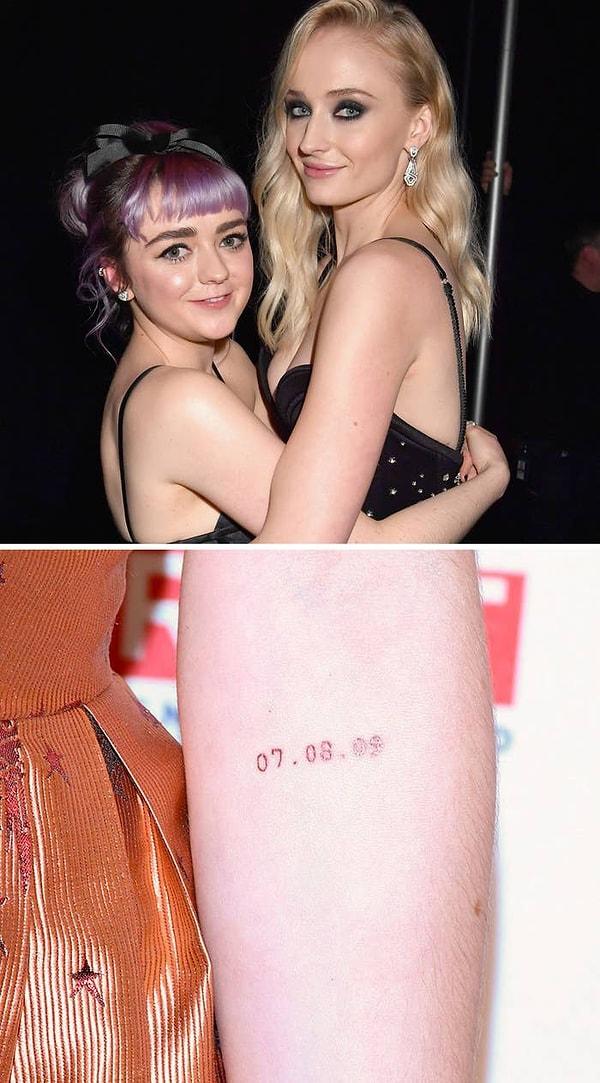 3. Game of Thrones ekibinden Maisie Williams ve Sophie Turner da dizi çekimlerine ara verdiklerinde aynı dövmeleri yaptırmış.