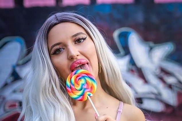 "OnlyFans hesabımda birçok insan benden videolar istiyor. Bazen yalnızca 'gülüşün çok güzel' kadar basit bir şey denmesi bile çok beni mutlu ediyor."